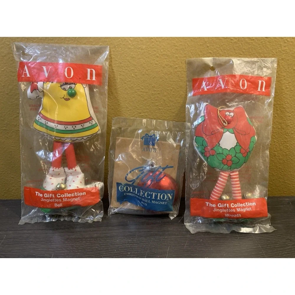 Avon Gift Collection Jinglettes Magnet Christmas Wreath Ball Bell